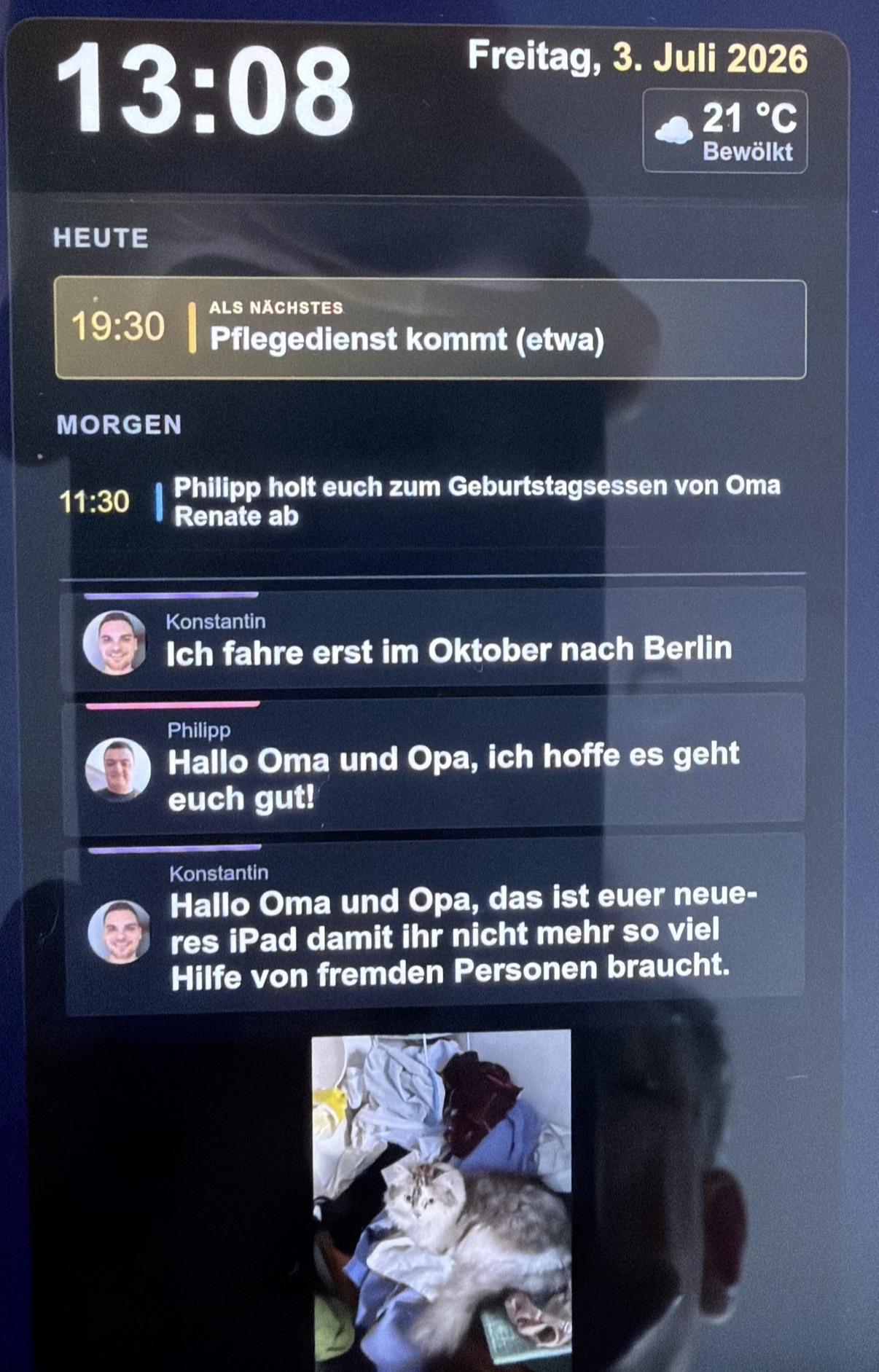 Die HerzTV-Oberfläche zeigt Uhrzeit, Wetter, Termine, Nachrichten und ein geteiltes Foto