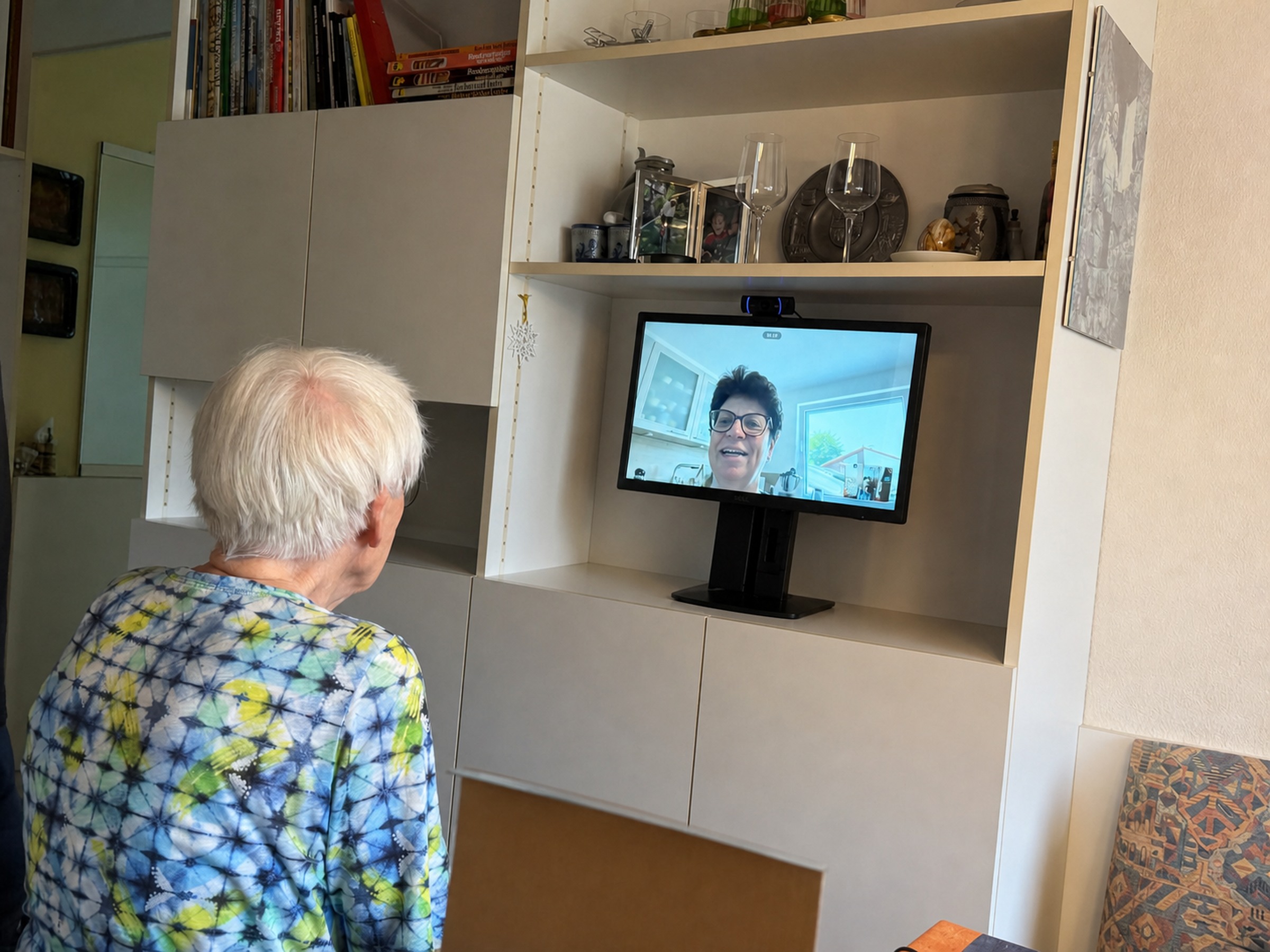 Eine Seniorin führt zu Hause über HerzTV einen Videoanruf